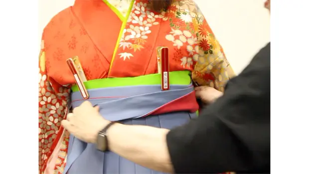 袴のひもを折り返す