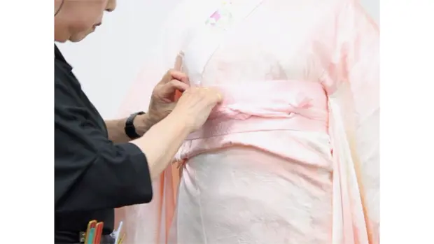 長襦袢の上に伊達締めを結ぶ