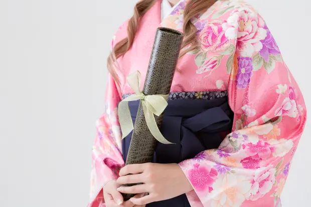 着物の着付けをしてもらう女性