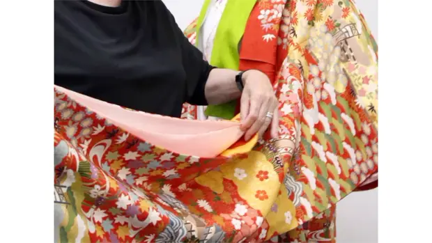 長襦袢と振袖の袖を合わせる