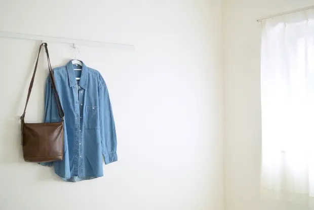ピクチャーレールに洋服をかざる
