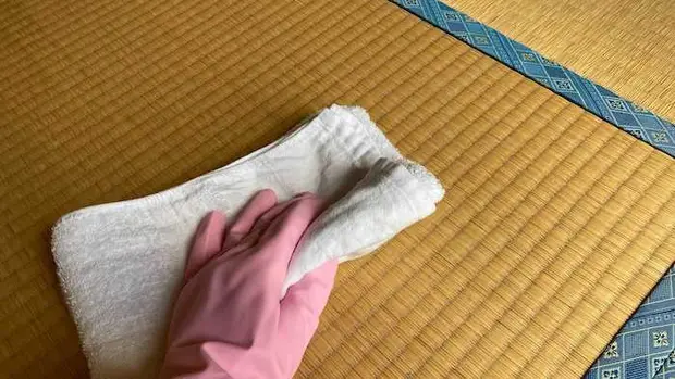 雑巾で拭き取る
