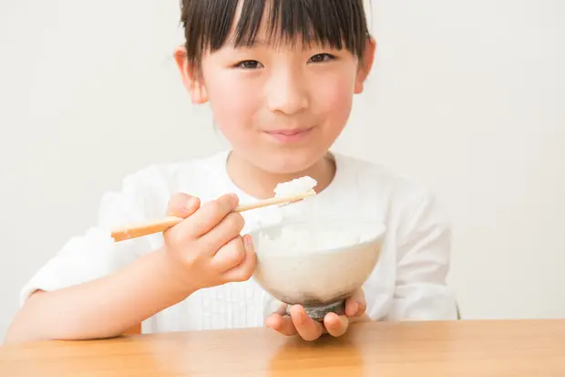 ご飯を美味しそうに食べる女の子