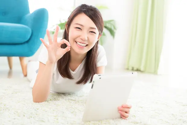タブレットを見る女性
