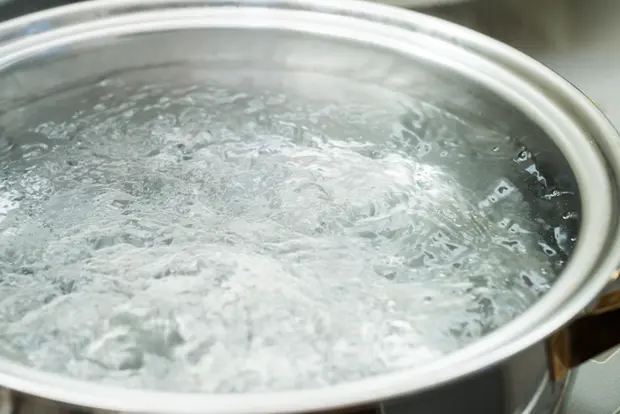 鍋に沸かしたお湯