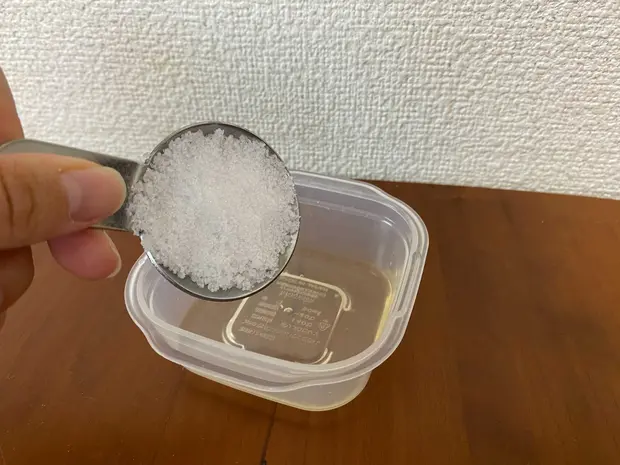 酢に塩を入れる
