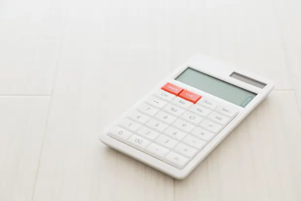 フローリングの上に置かれた電卓