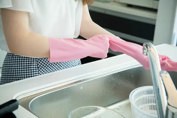 ゴム手袋を着用する