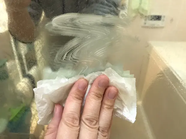 歯磨き粉をペーパータオルにつけたもので鏡を磨く