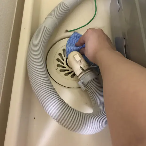 排水口周りを濡れた雑巾などで拭く