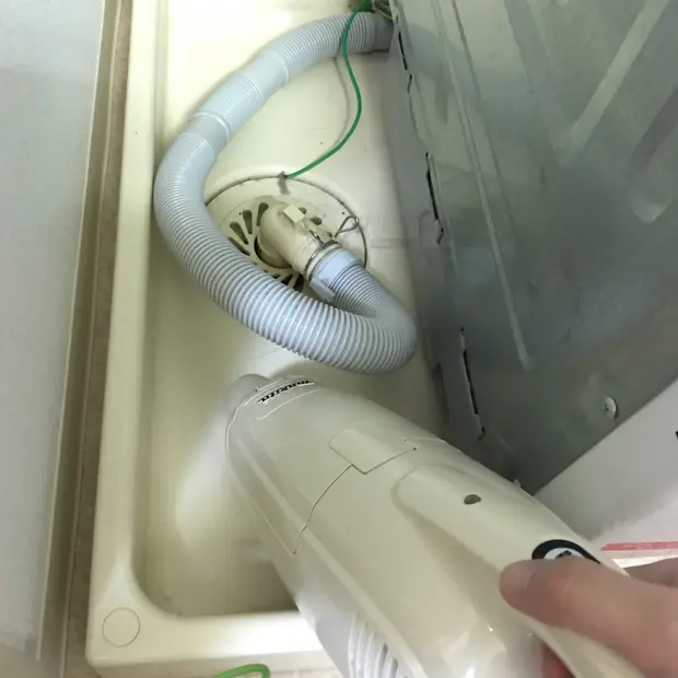 掃除機で髪の毛やホコリを吸う