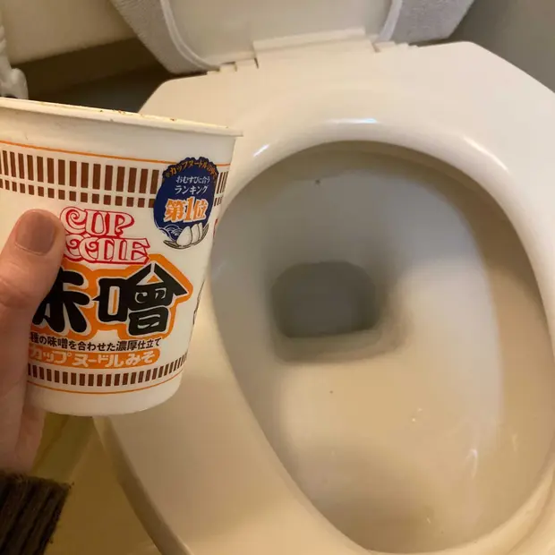 カップ麺を捨てる