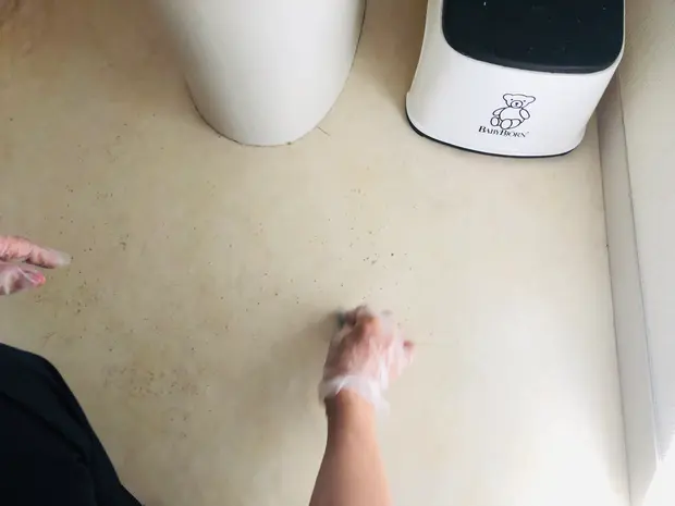 汚れたトイレの床