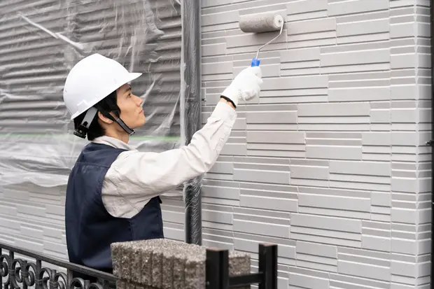 外壁塗装施工をする人