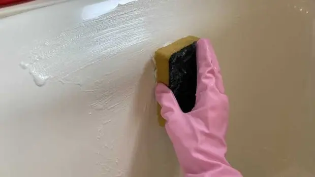 重曹ペーストをスポンジにつけ