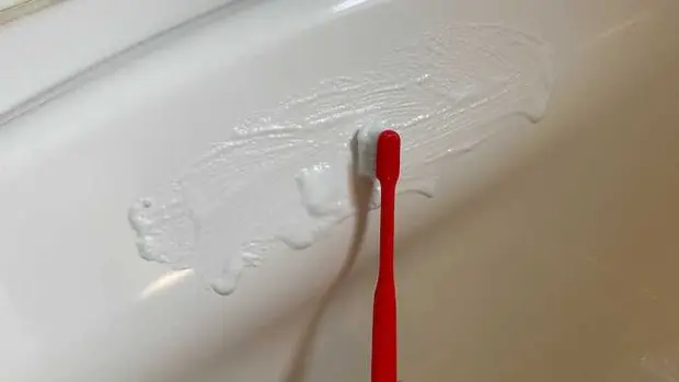 歯ブラシでこする