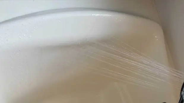 水で洗い流す