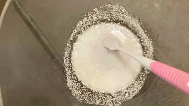 少しずつ水を混ぜてペースト状にする