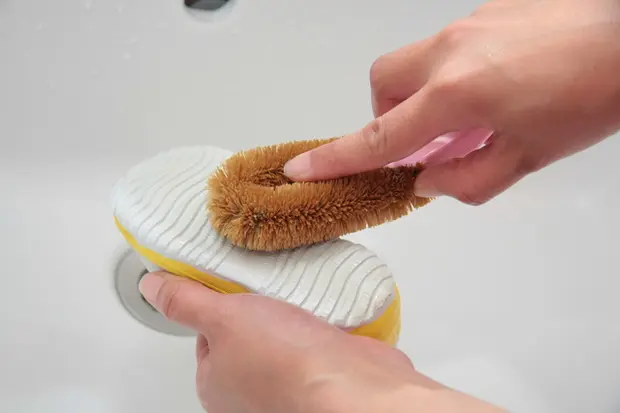 上履きをたわしで洗っている