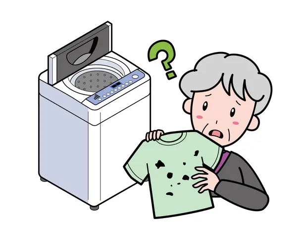 洗濯物にゴミが付いて困っている女性