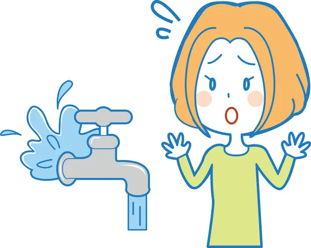 壊れた蛇口に慌てる女性