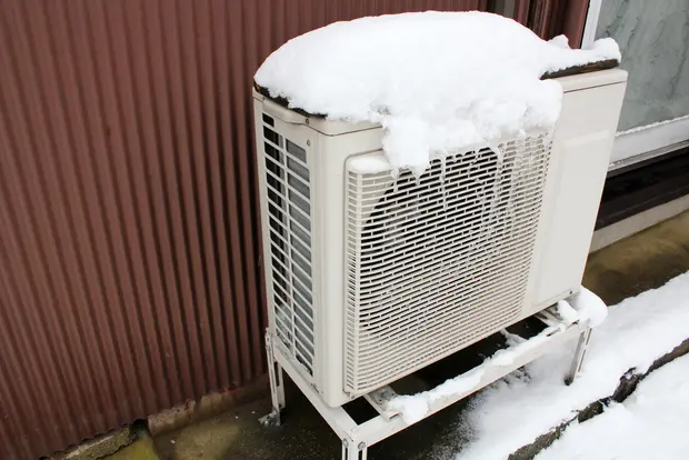 室外機に雪が積もる