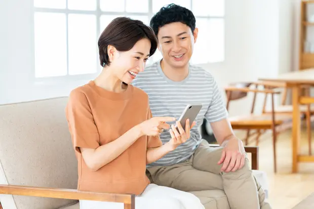 スマホを操作する人