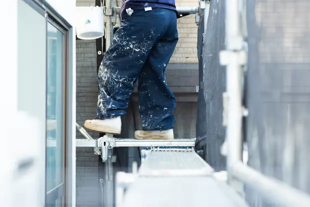 外壁を塗装している事業者