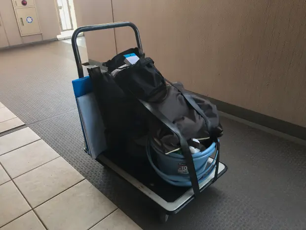 掃除道具を乗せた台車