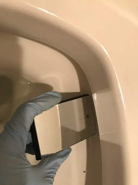 便座と便器の間のパーツについた汚れ