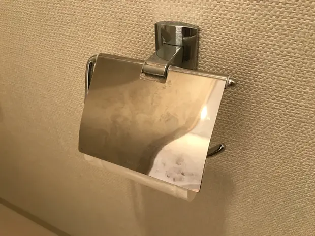 手アカのついたトイレットペーパーホルダー