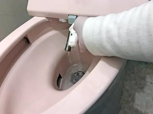 トイレのノズルを掃除している画像