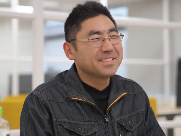 笑顔で話す男性
