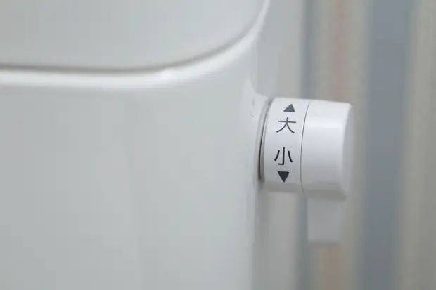 大・小とかかれたトイレレバー