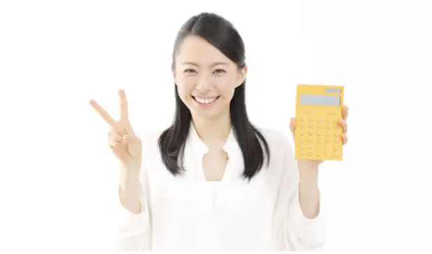 ピースする女性
