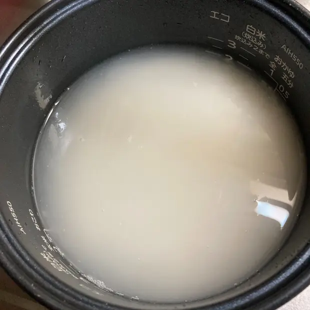 お米を洗う