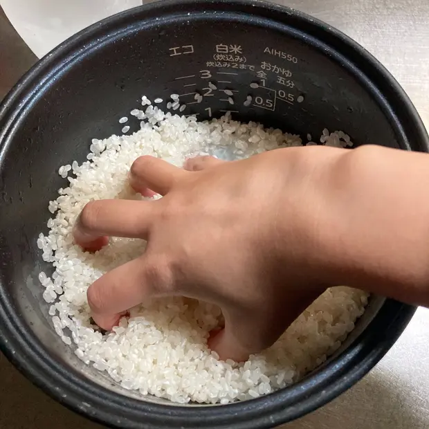 お米を研ぐ