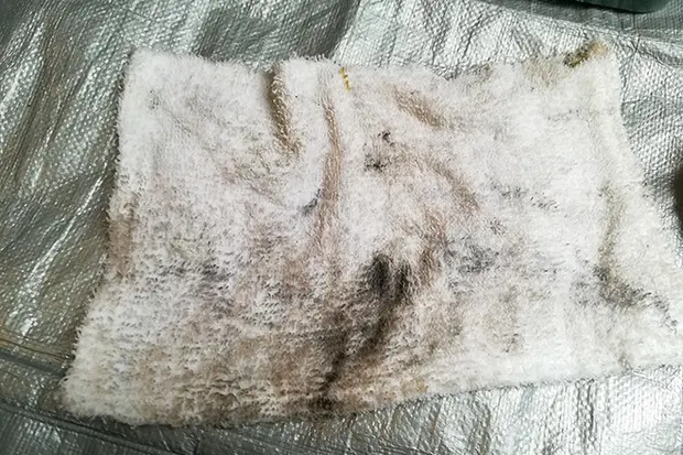 サッシと内窓と外窓を掃除した後の雑巾