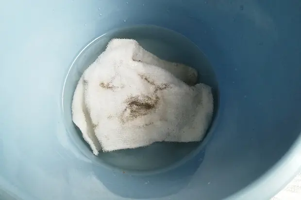 内側の窓を掃除した後の雑巾