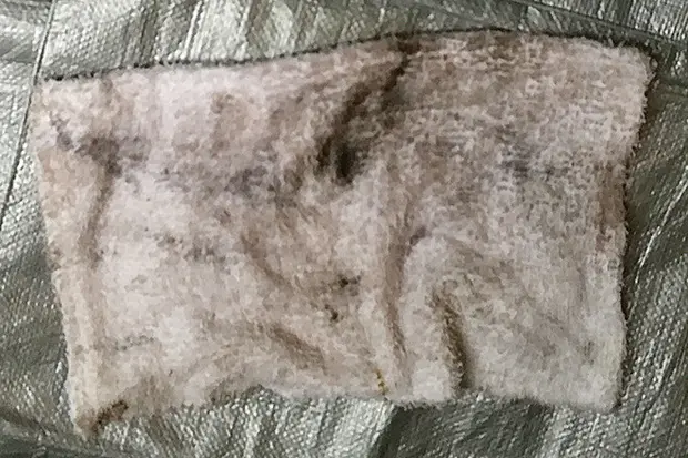 網戸を掃除した後の雑巾