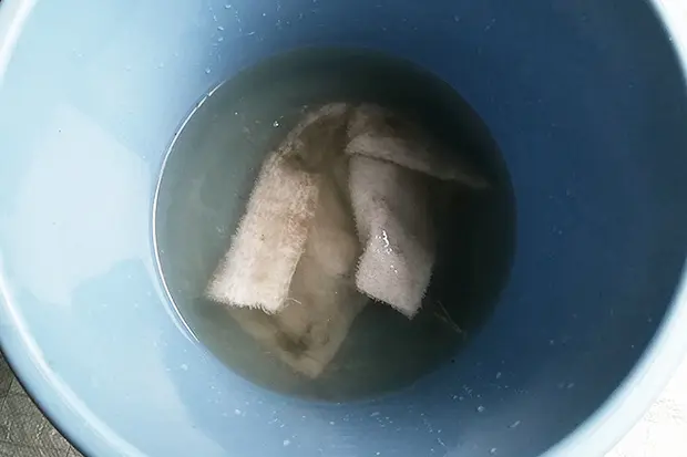 外側の窓を掃除した後の雑巾