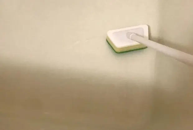 ブラシでこする