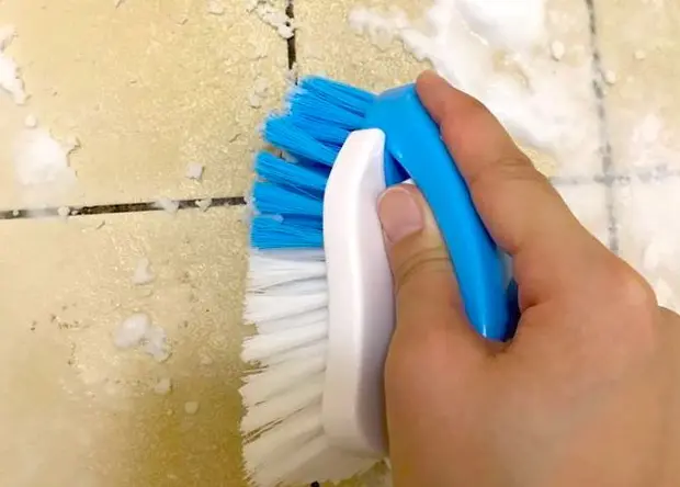 ブラシでこする