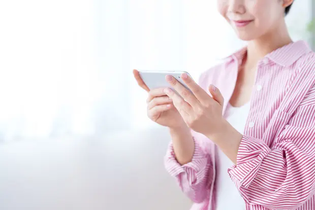 スマホを操作する女性