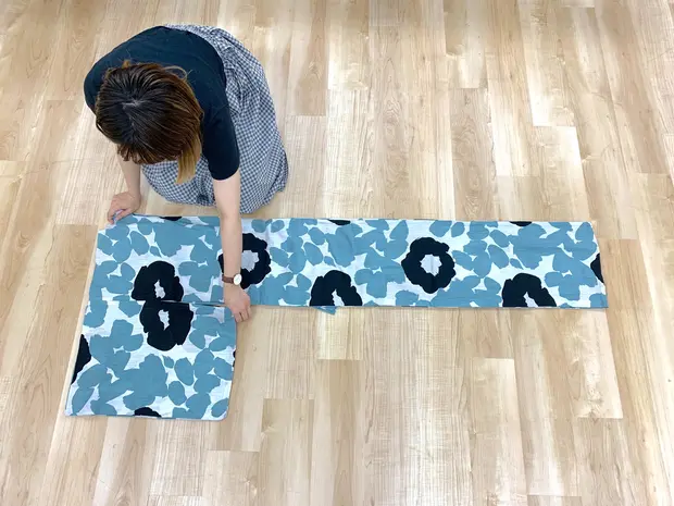 えり先と裾を合わせる様子