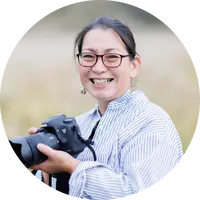 お子様の目線に合わせた笑顔溢れる家族写真を１週間以内スピード納品