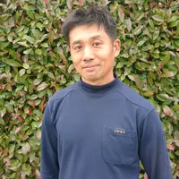 防草シートを綺麗に施工します。埋設管、線等傷つけないようにシートピンを打ちます。