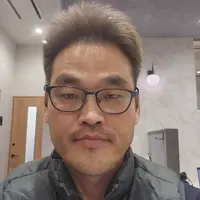 壁穴をアルミ製の材料でふさぎ補強してからパテ処理を行いクロスを貼ります