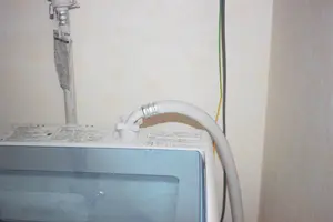 洗濯機の給水ホースの水漏れ｜6つの原因と対処法