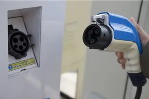 EVコンセント（電気自動車充電用）｜家庭用と形状が違う？ゼロからのEV充電解説！